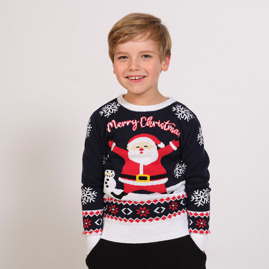 Et barn iført en blå julesweater.